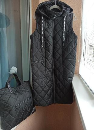 Стьобаний подовжений чорний жилет з сумкою - шопером2 фото