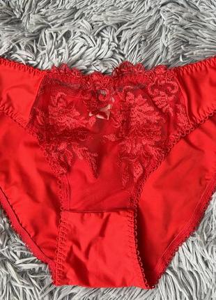Червоні трусики з мереживною вставкою