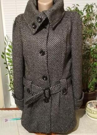 Красивое полу пальто, с заниженной талией р 10/38