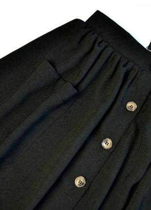 Стильная черная юбка миди с пуговицами ниже колен4 фото