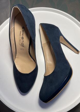 Туфли замшевые на каблуке темно-синие1 фото