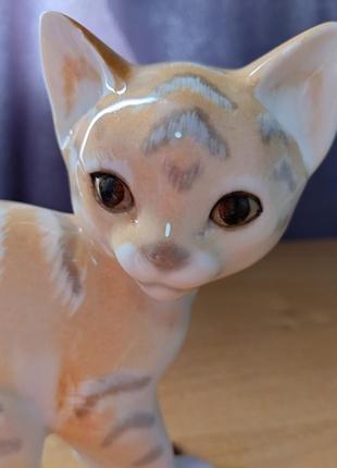 Порцелянова статуетка рудий кіт