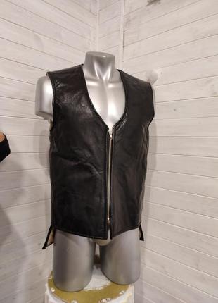 Теплая жилетка на меху,экокожа m\l