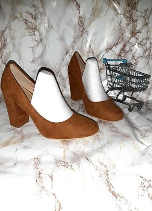 Коричневі туфлі на високих  підборах