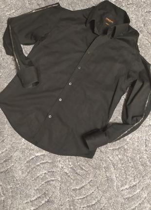 Рубашка блузка  черная с открытыми плечамии лампасами