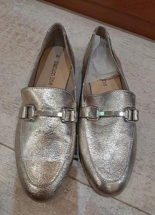 Классные новые золотистые лоферы ботинки