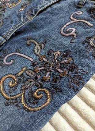 Стильные джинсы клёш с вишивкой цветов из бижутерии7 фото