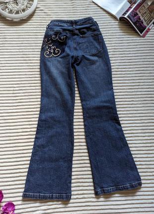 Стильные джинсы клёш с вишивкой цветов из бижутерии8 фото