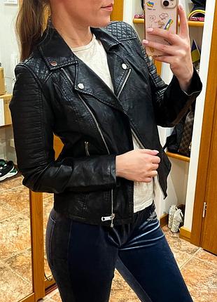 Супер класна куртка штучна шкіра , але виглядає як натуральна