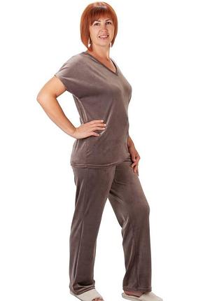 Жіночий велюровий костюм