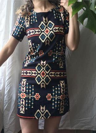 Платье прямого кроя в геометрический принт, new look