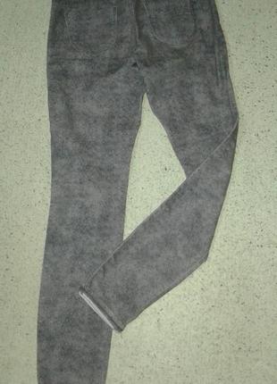 Стильные джинсы с оригинальным принтом benetton jeans, размкр 26/w.