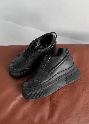 Кроссовки женские