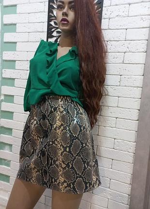 Стильна, фірменна,дуже крута спідниця ,під шкіру змії