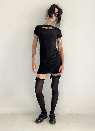 Черное мини платье с разрезом