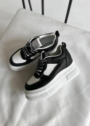 Кроссовки женские