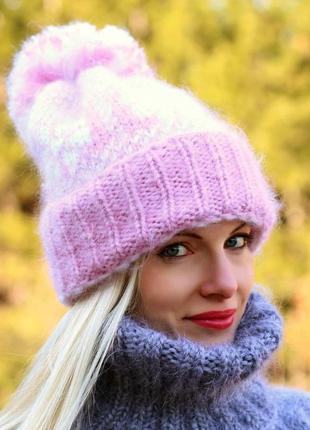 Шапка з мохеру в нордичному стилі в рожевому та білому кольорі.