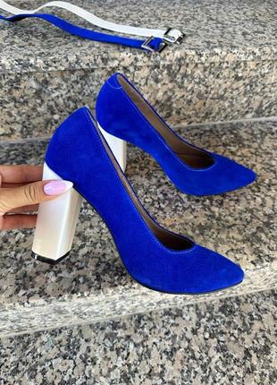 Эксклюзивные туфли лодочки из итальянской кожи и замши женские на каблуке с бантиком электрик синие9 фото
