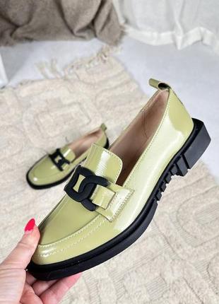 Кожаные женские туфли-лоферы оливкового цвета1 фото