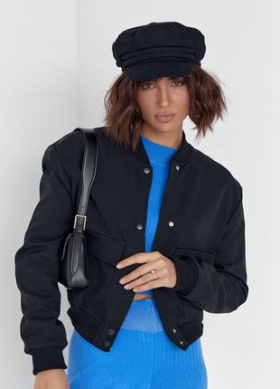 Жіноча куртка-бомбер з накладними кишенями чорна тренд стильна