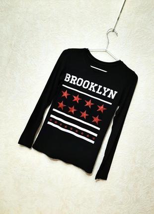 Cтильная футболка чёрная с длинным рукавом белый принт brooklyn красные звёзды женская 38 40 42 44