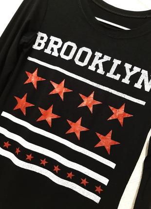 Cтильная футболка чёрная с длинным рукавом белый принт brooklyn красные звёзды женская 38 40 42 443 фото