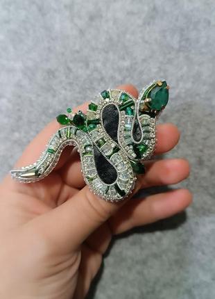 Брошка срібляста змія з бісеру зелений ручна робота2 фото