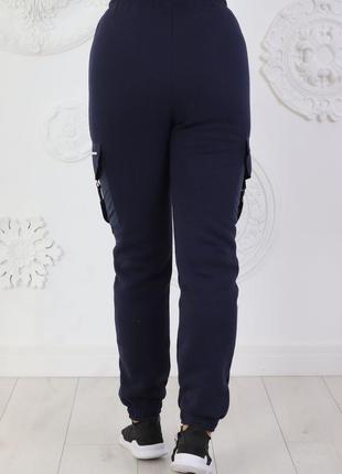Женские теплые брюки из трикотажа тринитка с накладными карманами карго из плащевки2 фото
