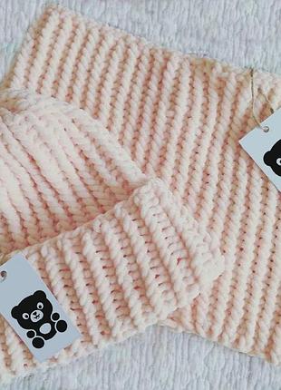Комплект из велюровых шапки и снуда ручной работы нежно-персикового цвета