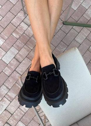 Лоферы женские замшевые черного цвета