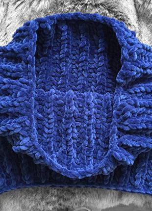 Велюровий снуд синього кольору ручної в'язки