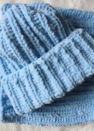 Комплект з велюрових шапки і снуда ручної роботи блакитного кольору