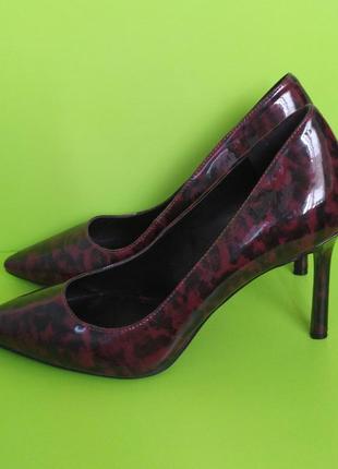 Вишневі туфлі човника шпилька леопардовий принт nine west, 38