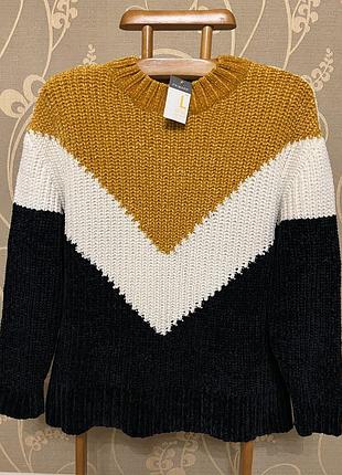 Очень красивый и стильный брендовый свитер.