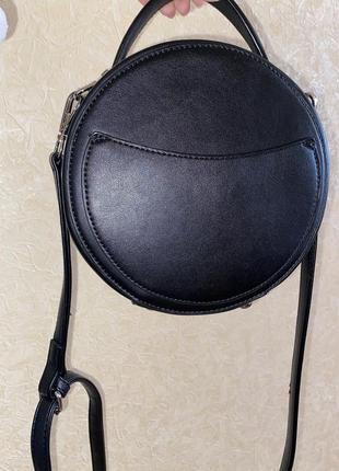 Женская черная сумочка клатч, круглая сумочка на длинном ремешке5 фото