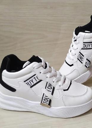 Стильные белые кроссовки
