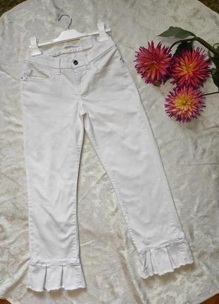 Білі вкорочені джинси з красивим низом