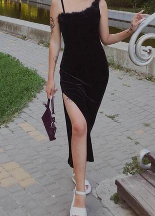 Розкішна оксамитова сукня з пір’ячком та одним плечиком від французького бренду, вінтаж. є розріз на ніжці чорна пірʼя