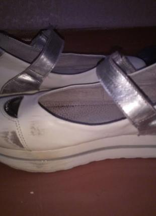 Продам шкіряні босоніжки на дівчинку