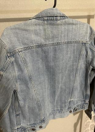 Женская голубая джинсовая куртка levi’s9 фото