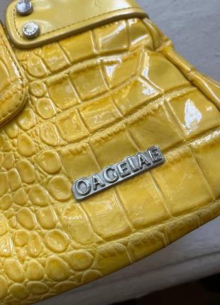 Вінтажна сумка oagelaе жовтого кольору приємний на дотик, нагадує шкіру але під лаком  всередині декілька відділень на усіх фурнітурі є лого4 фото