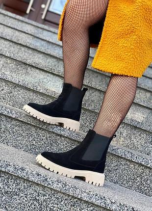 Черные замшевые демисезонные челси на бежевой подошве