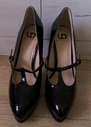 Черные лакированные туфли на каблуке