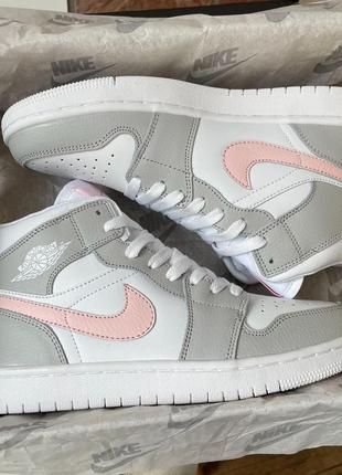 Женские кроссовки nike air jordan 1 retro white grey pink