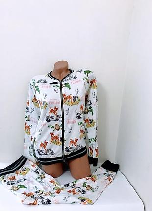 Красивый костюмчик.