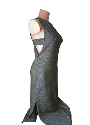 Приталенное платье открыто по бокам.