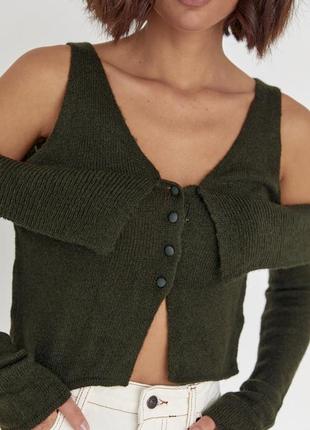 В'язаний пуловер на ґудзиках з відкритими плечима зелений стильний5 фото