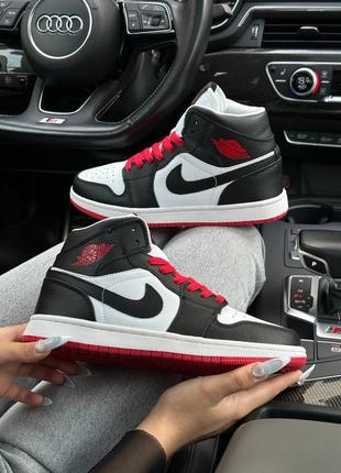 Женские кроссовки nike air jordan 1 retro hd black red