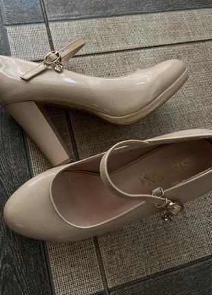 Туфельки бежеві