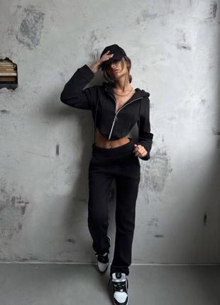 Неймовірно стильний чорний жіночий костюм укорочене худі + штани на гумці тренд 2023